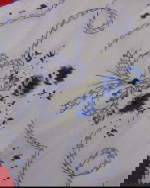 Fata de masa cu broderie