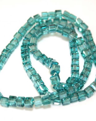 Cristale de sticla, cuburi de 4 mm, verde emerald