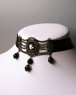 Colier choker și camee