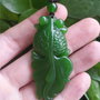 9785 - Pandantiv, jad sculptat, verde, pestisorul de aur, 52x24x12mm
