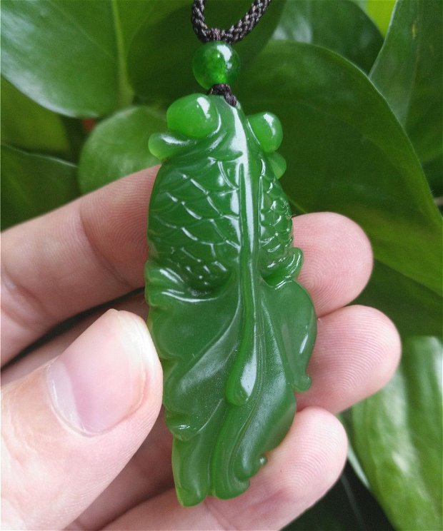 9785 - Pandantiv, jad sculptat, verde, pestisorul de aur, 52x24x12mm