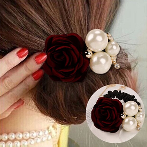9766 - (1buc) Floare decorativa material textil, perle plastic alb sidefat, margele aurii, elastic