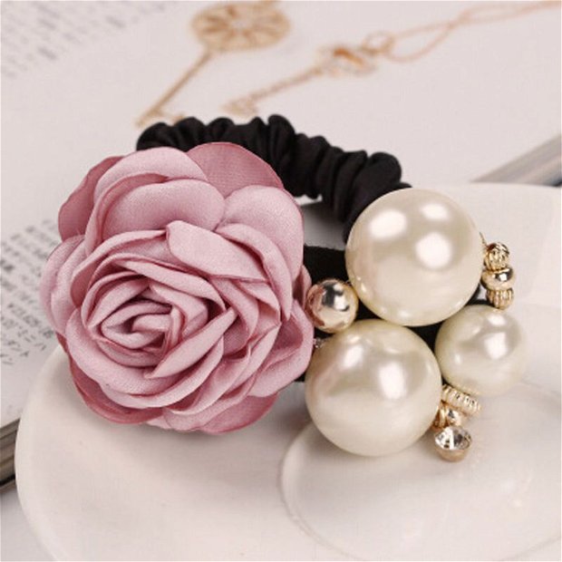 9766 - (1buc) Floare decorativa material textil, perle plastic alb sidefat, margele aurii, elastic