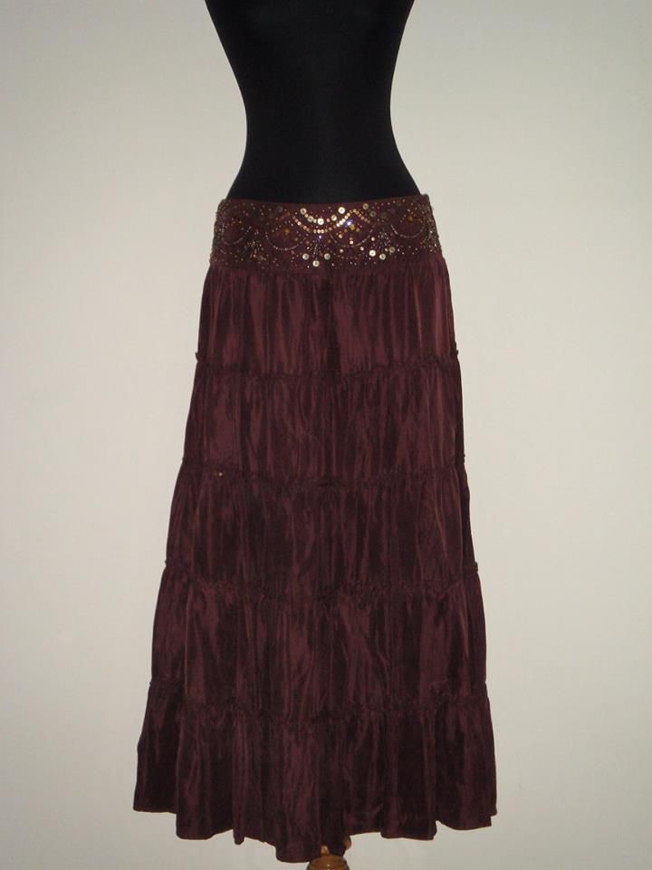 Fusta din matase naturala, culoare violet pruna, accesorizata cu margele si paiete