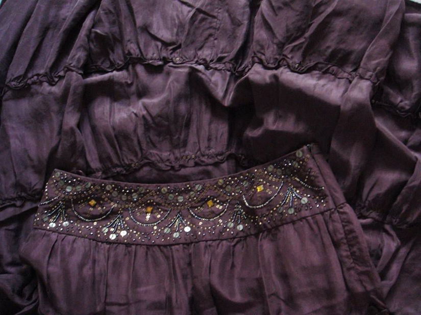Fusta din matase naturala, culoare violet pruna, accesorizata cu margele si paiete