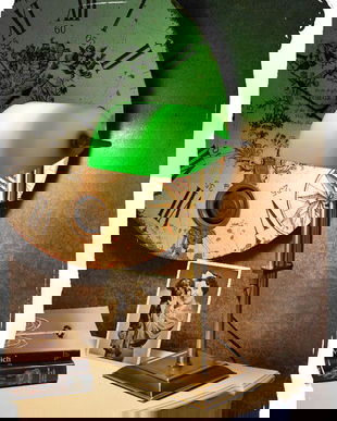 LAMPA BANKER DIN ALAMA MASIVA SI ABAJUR DIN STICLA VERDE