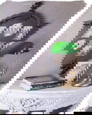 LAMPA BANKER DIN ALAMA MASIVA SI ABAJUR DIN STICLA VERDE