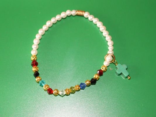 bratara din perle tip mallorca cu cristale biconice colorate si un charm cruciulita din turcoaz