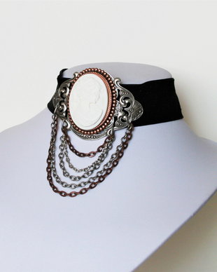 Colier choker și camee