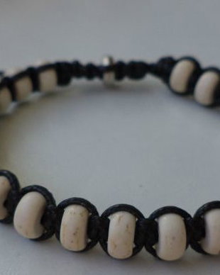 Bratara barbateasca/unisex/bratara tip shamballa/bratara lucrata stil macrame/bratara din ata de matase ceruita cu rondele din howlit