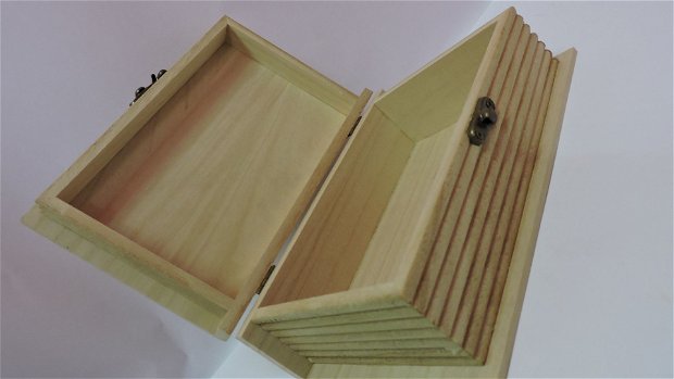 Cutie din lemn in forma de carte -15 x 10 x 6 cm