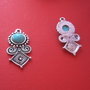 Pandantiv metalic argintiu antichizat aprox 18x38 mm ( cu agatatoarea) cu cabochon rotund din turcoaz reconstituit aprox 10x5 mm