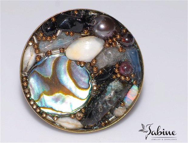 Inel reglabil din bronz şi mozaic de pietre semipretioase, cristale, coral, opal