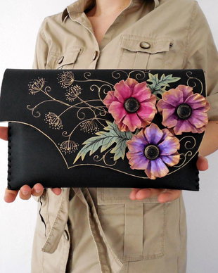 poseta plic handmade unicat din piele - Anemone on black