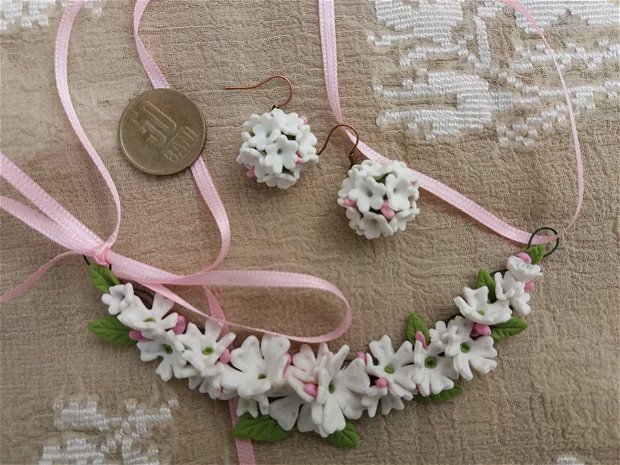 Set colier şi cercei cu floricele delicate albe cu bobocei roz