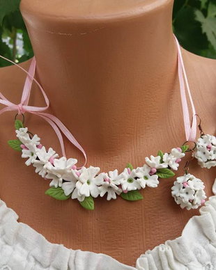 Set colier şi cercei cu floricele delicate albe cu bobocei roz