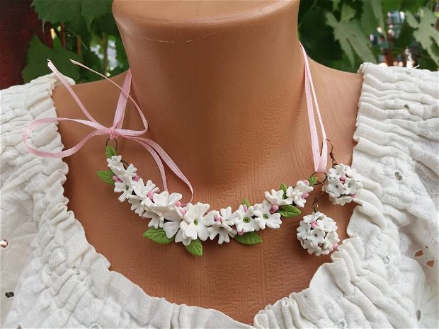 Set colier şi cercei cu floricele delicate albe cu bobocei roz
