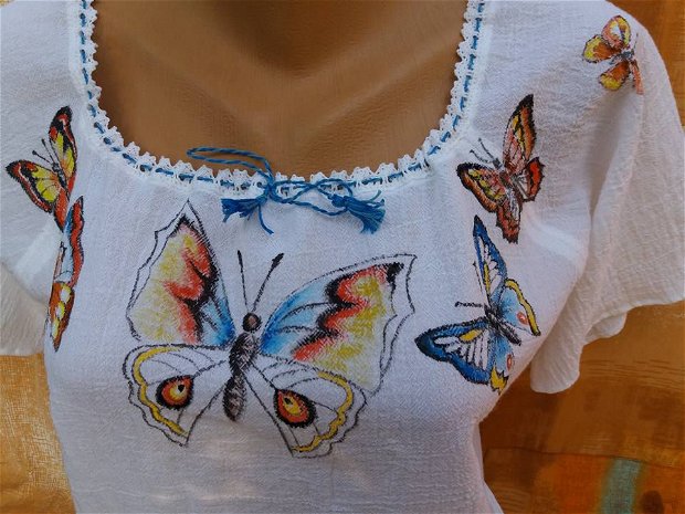 Bluză din pânză topită albă pictată cu fluturaşi veseli. Unicat
