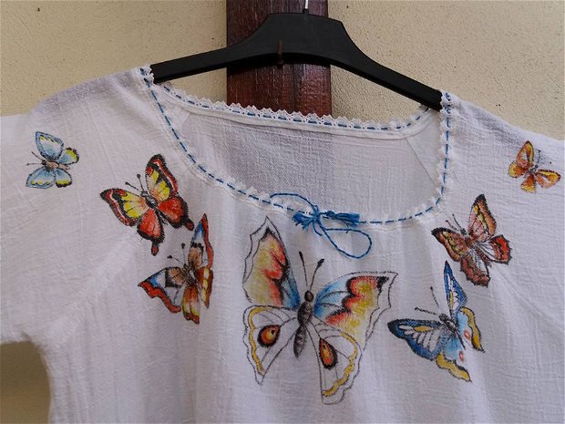 Bluză din pânză topită albă pictată cu fluturaşi veseli. Unicat