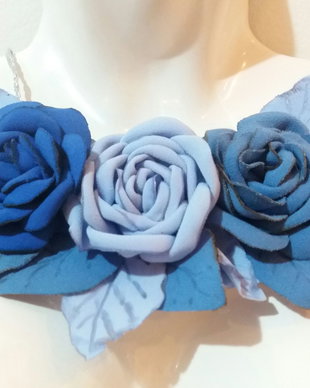 Colier cu flori textile