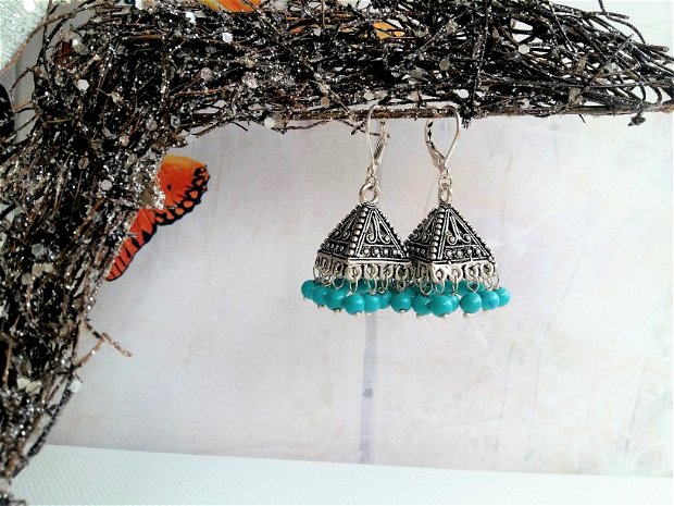 Cercei de inspiratie indiana cu chandelier 3D si pietre de turquoise de 3 mm