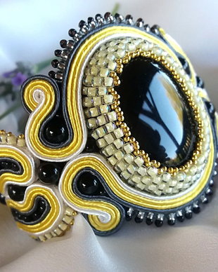 Bratara onix, soutache galben-gri-alb