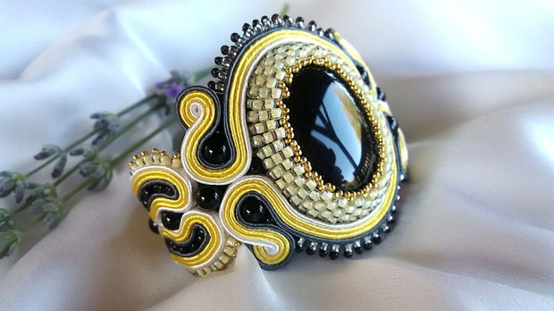 Bratara onix, soutache galben-gri-alb