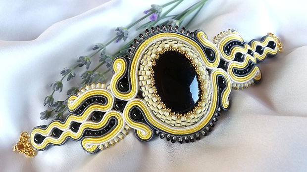 Bratara onix, soutache galben-gri-alb