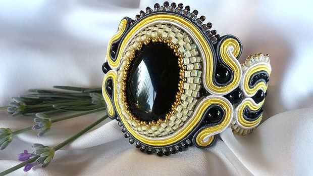 Bratara onix, soutache galben-gri-alb