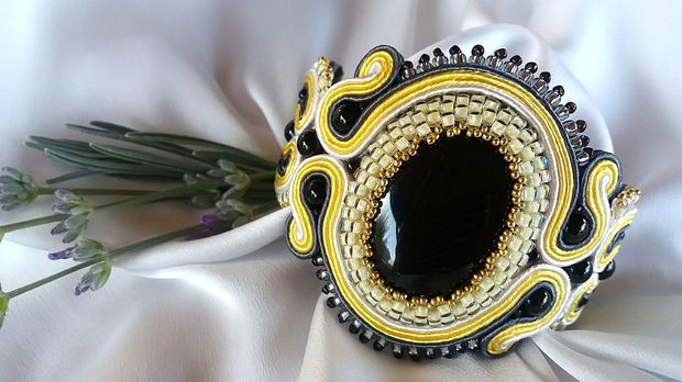 Bratara onix, soutache galben-gri-alb