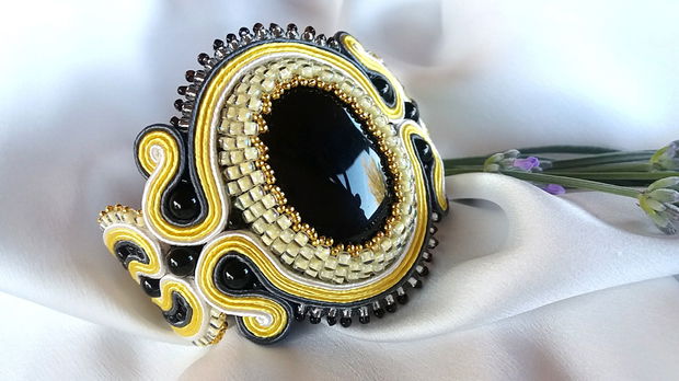 Bratara onix, soutache galben-gri-alb