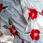 Esarfa de matase naturala cu aplicatie de flori de lana impaslite prin tehnica de nunofelting