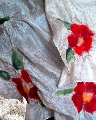 Esarfa de matase naturala cu aplicatie de flori de lana impaslite prin tehnica de nunofelting