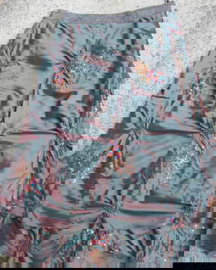 Fusta cu broderie si paiete