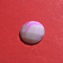 Cabochon rotund din agata alb-gri cu insertii roz-siclam fatetata aprox 6.5x20 mm