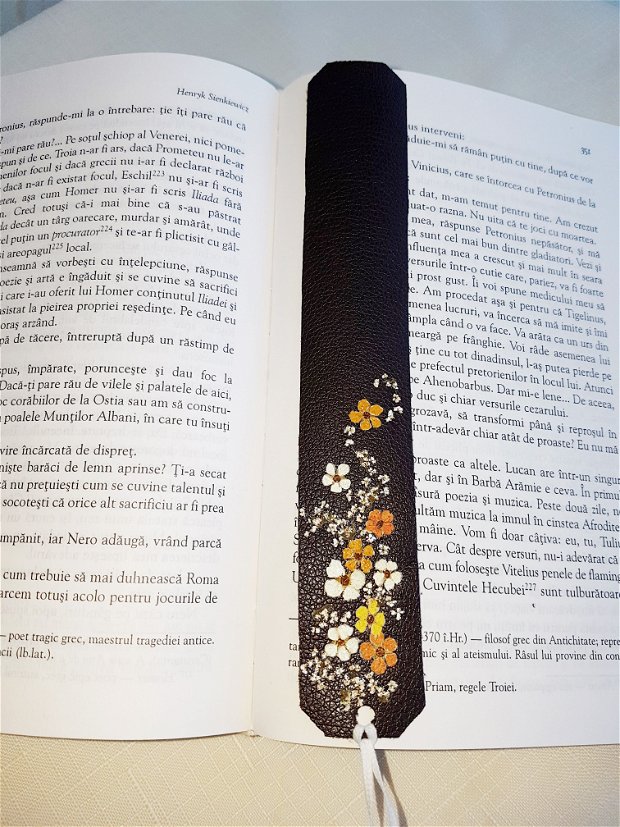 Semn de carte din piele ecologica maro decorat cu flori presate