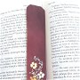 Semn de carte din piele naturala maro-roscat ornat cu flori presate