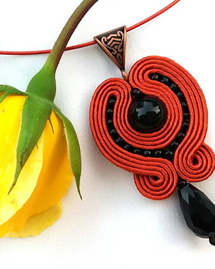 Pandantiv soutache caramiziu cu onix și cristal negru