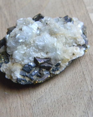 Specimen - calcit pe calcopirita