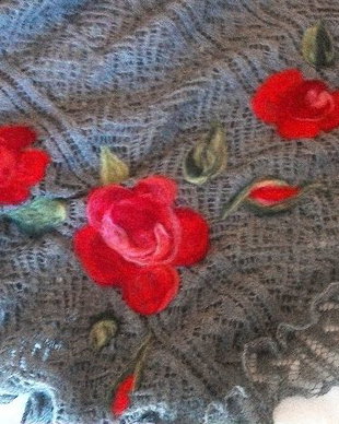 Poncho cu trandafiri de lana si matase naturala impasliti