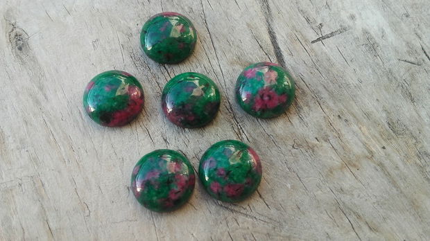 Cabochon ruby zoisit, 16 mm