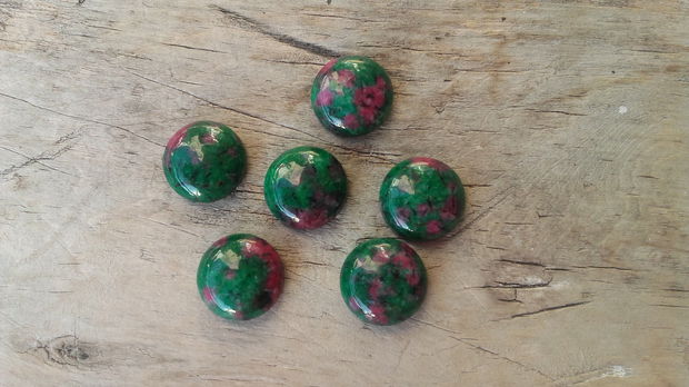 Cabochon ruby zoisit, 16 mm