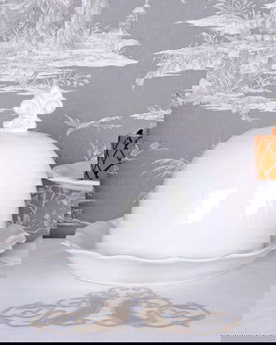 PLATOU PENTRU TORT DIN PORTELAN ALB ANTICHIZAT