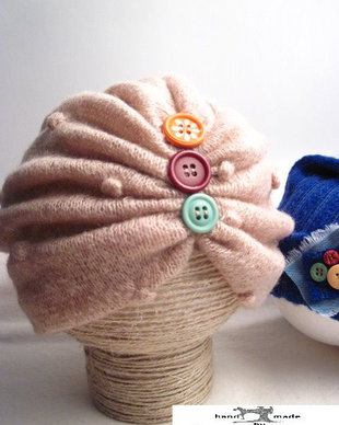Turban din tricot bej decorat cu nasturi colorati