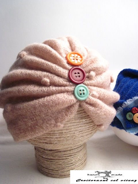 Turban din tricot bej decorat cu nasturi colorati