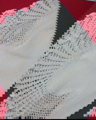 Fata de masa dantelata