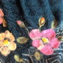 Poncho din dantela fina tricotata din fir mohair cu aplicatie de flori impaslite