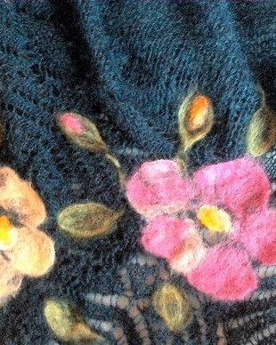 Poncho din dantela fina tricotata din fir mohair cu aplicatie de flori impaslite