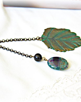 Semn de carte cu frunza verde si agate