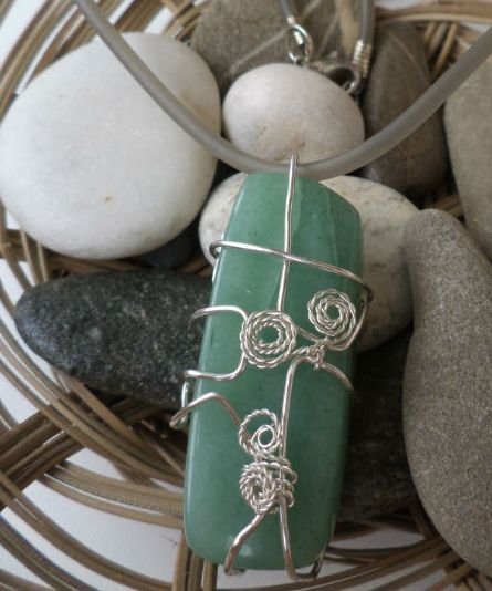 Green stone - colier handmade cu pndantiv din sarma cu piatra de aventurin